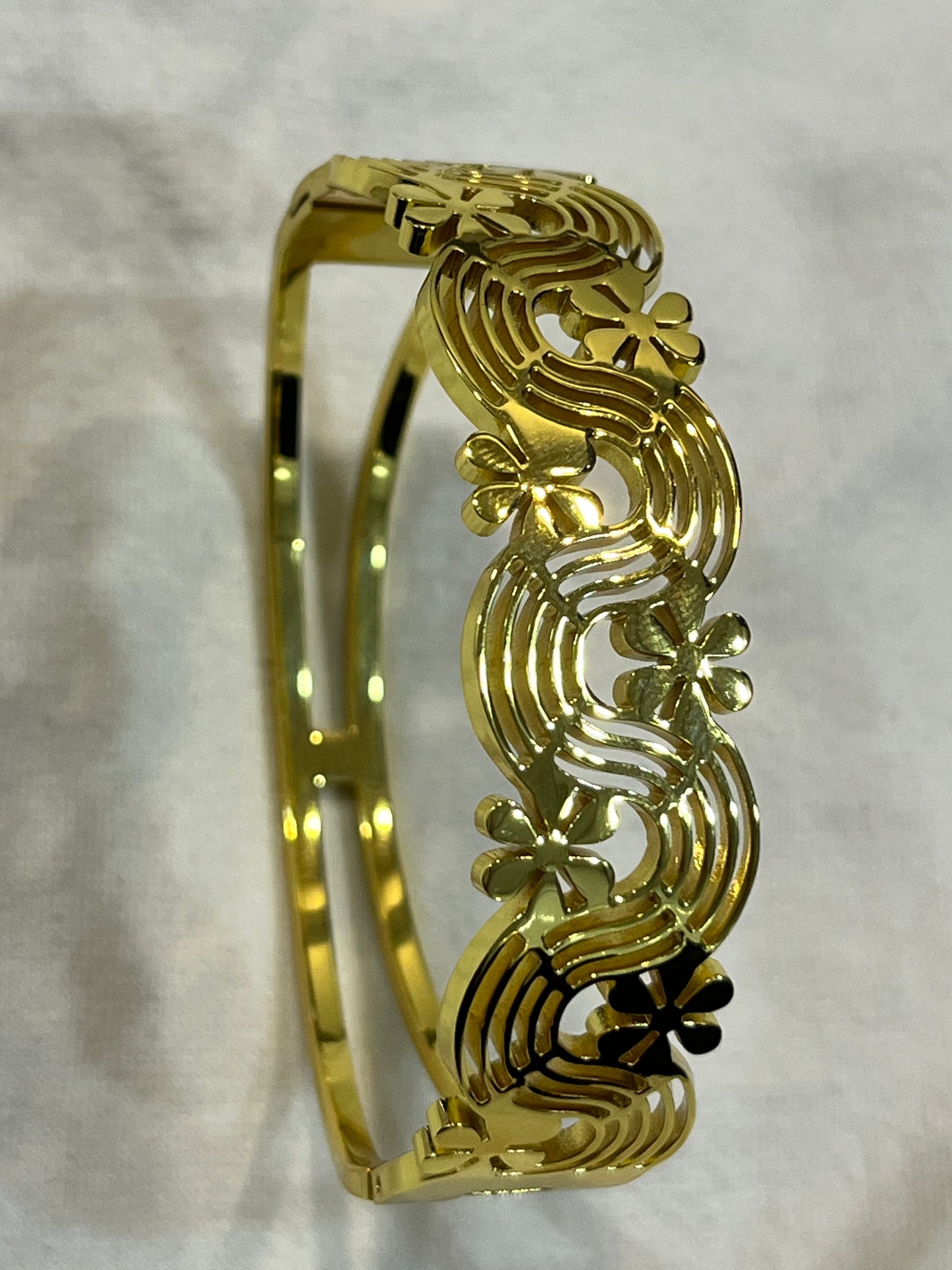 Elegant Floral Gold Bracelet – Timeless Beauty